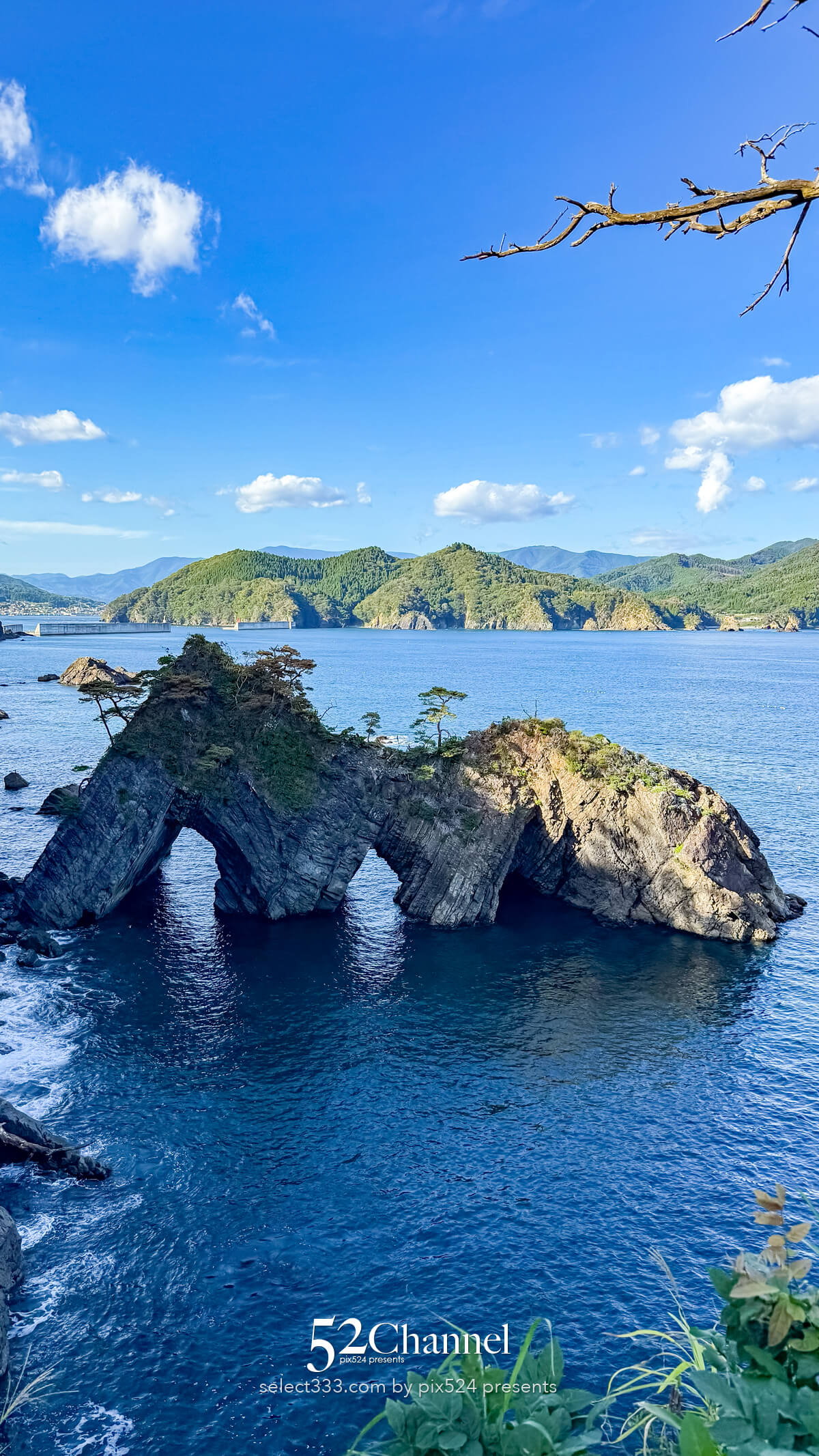 穴通磯｜縦位置で撮影した海と空が広がる穴通磯の画像