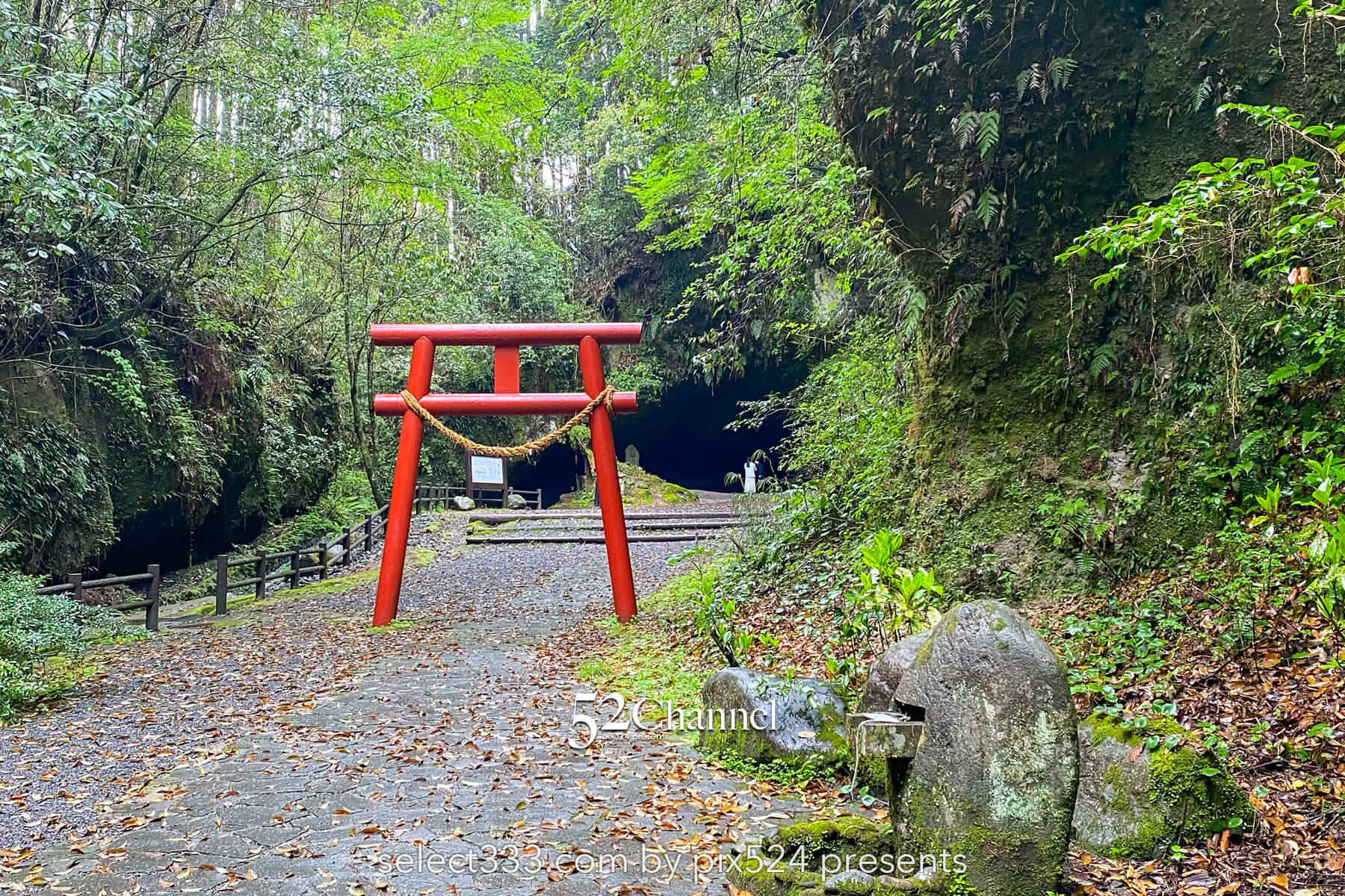 溝ノ口洞穴:象徴的な鳥居と光の差し込む神秘的な絶景スポット!観光と撮影ポイント