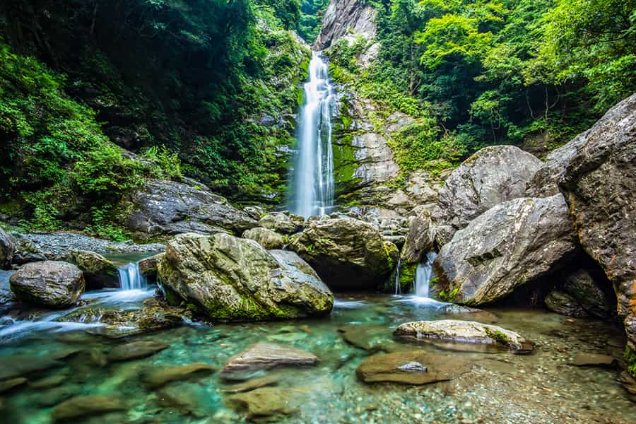銚子の滝 愛媛県新居浜市の滝！ドローン撮影の風景とアクセス！四国の渓谷の風景