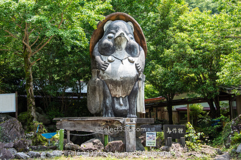 白龍湖の風景〜透明度抜群！翡翠色の美しい池〜神秘的エリア！魅力のフォトスポット