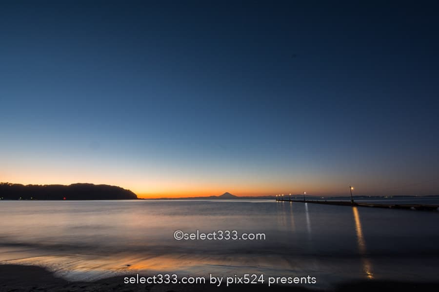 原岡桟橋の夕焼けと薄明の撮影!海に伸びる桟橋と富士山の風景!人気夕陽スポット原岡海岸