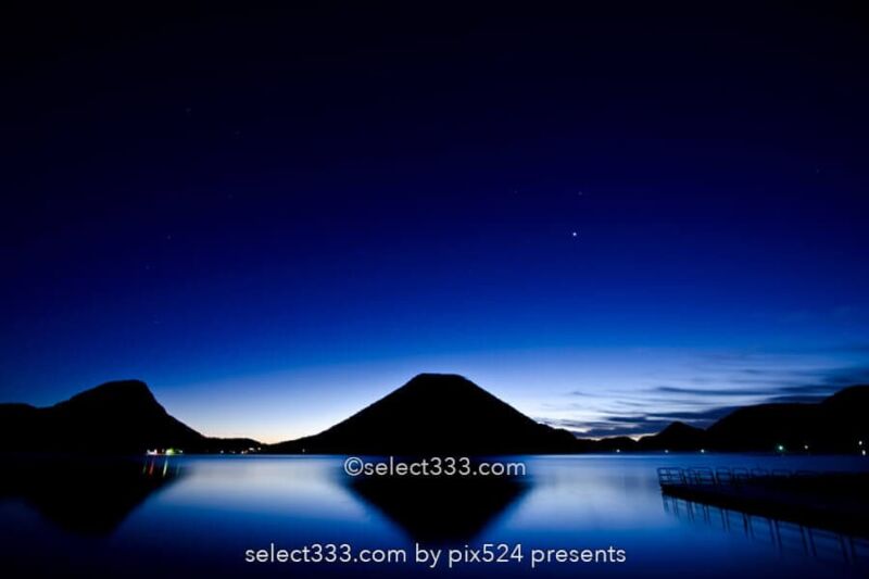 榛名山・榛名湖の日の出!湖面に映る榛名富士の薄明と朝焼け!群馬県の絶景地