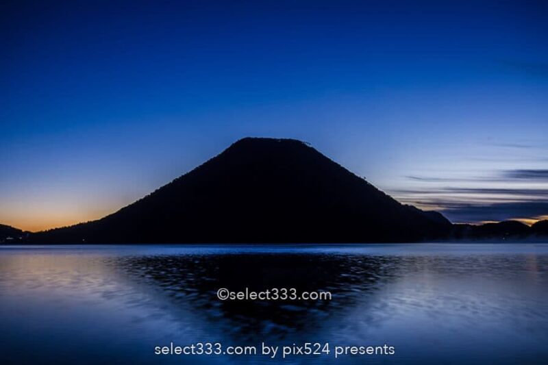 榛名山・榛名湖の日の出!湖面に映る榛名富士の薄明と朝焼け!群馬県の絶景地