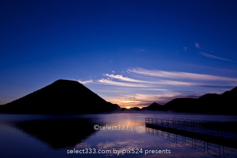 榛名山・榛名湖の日の出!湖面に映る榛名富士の薄明と朝焼け!群馬県の絶景地
