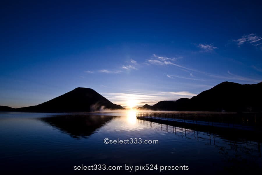 榛名山・榛名湖の日の出！湖面に映る榛名富士の薄明と朝焼け！群馬県の絶景地