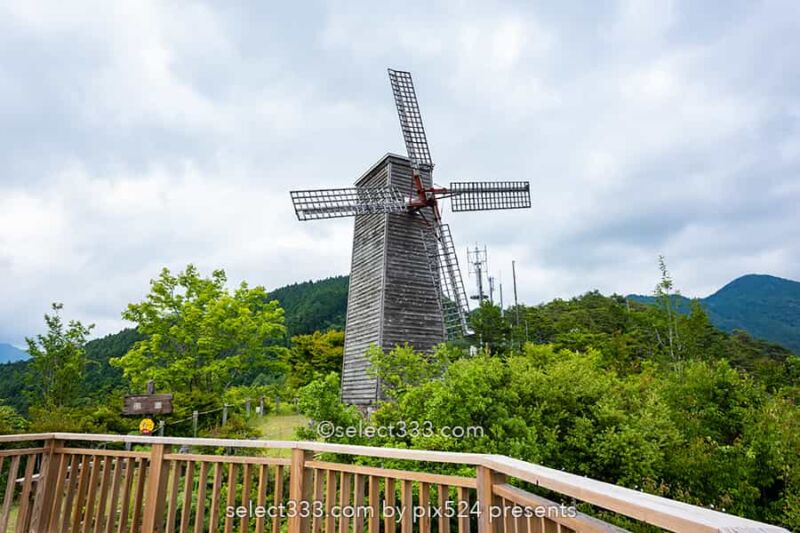 木沢風車：那賀町木沢地区を見下ろすノスタルジックな木製風車！徳島県の山風景
