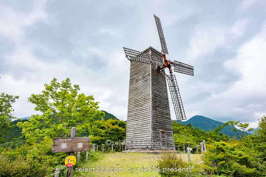 木沢風車:那賀町木沢地区を見下ろすノスタルジックな木製風車!徳島県の山風景