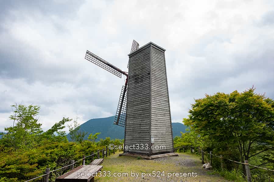 木沢風車:那賀町木沢地区を見下ろすノスタルジックな木製風車!徳島県の山風景