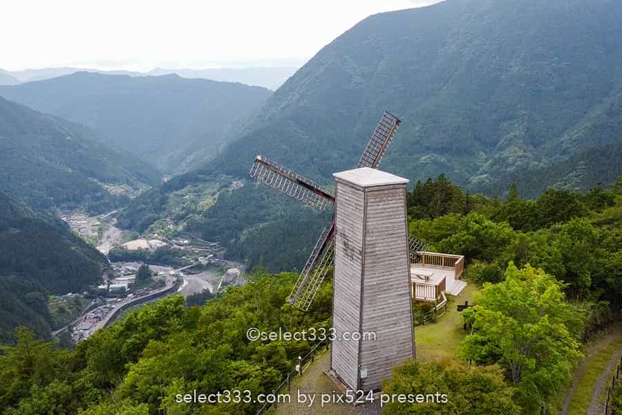 木沢風車:那賀町木沢地区を見下ろすノスタルジックな木製風車!徳島県の山風景