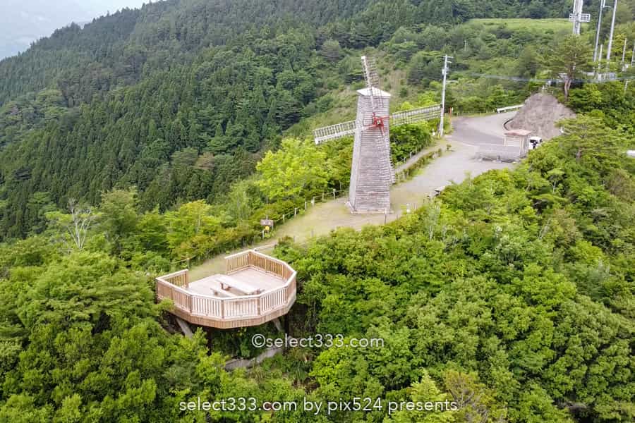 木沢風車:那賀町木沢地区を見下ろすノスタルジックな木製風車!徳島県の山風景