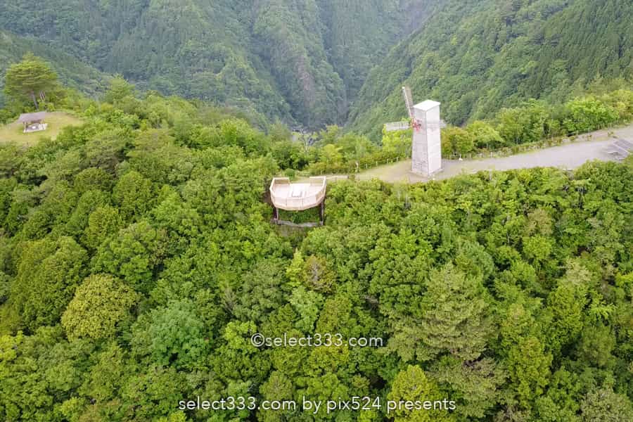 木沢風車:那賀町木沢地区を見下ろすノスタルジックな木製風車!徳島県の山風景