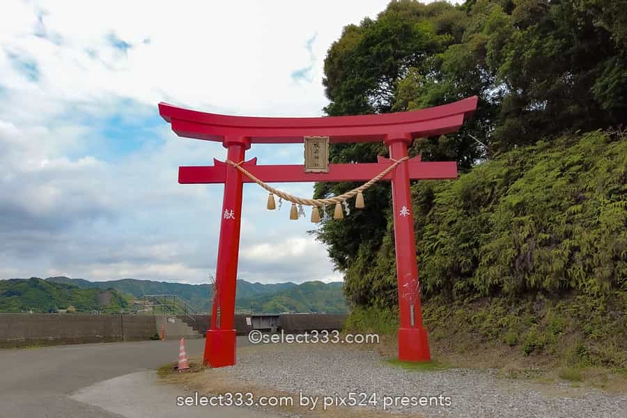鳴無神社の風景：海からの参道と絶景鳥居！縁結びに御利益ある社！須崎市のパワースポット