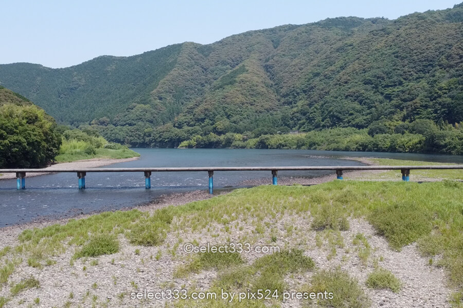 四万十川の最長沈下橋の佐田沈下橋と三本橋脚の勝間沈下橋の風景！四万十川の河川風景