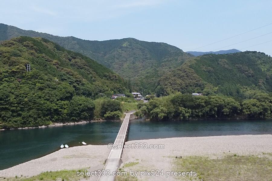 四万十川の最長沈下橋の佐田沈下橋と三本橋脚の勝間沈下橋の風景！四万十川の河川風景