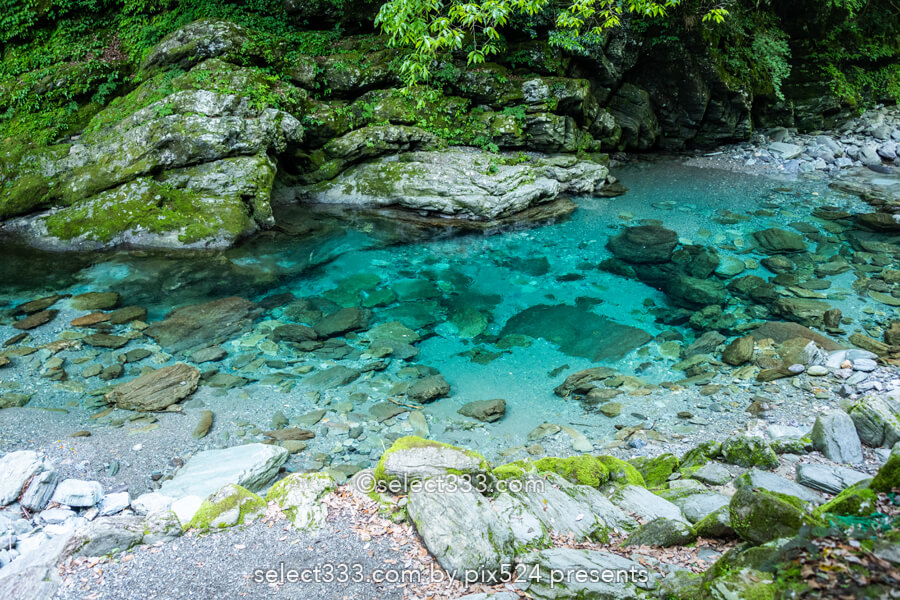 安居渓谷の風景と水晶淵！仁淀ブルーの安居川のほとりを散策！高知県の景勝地
