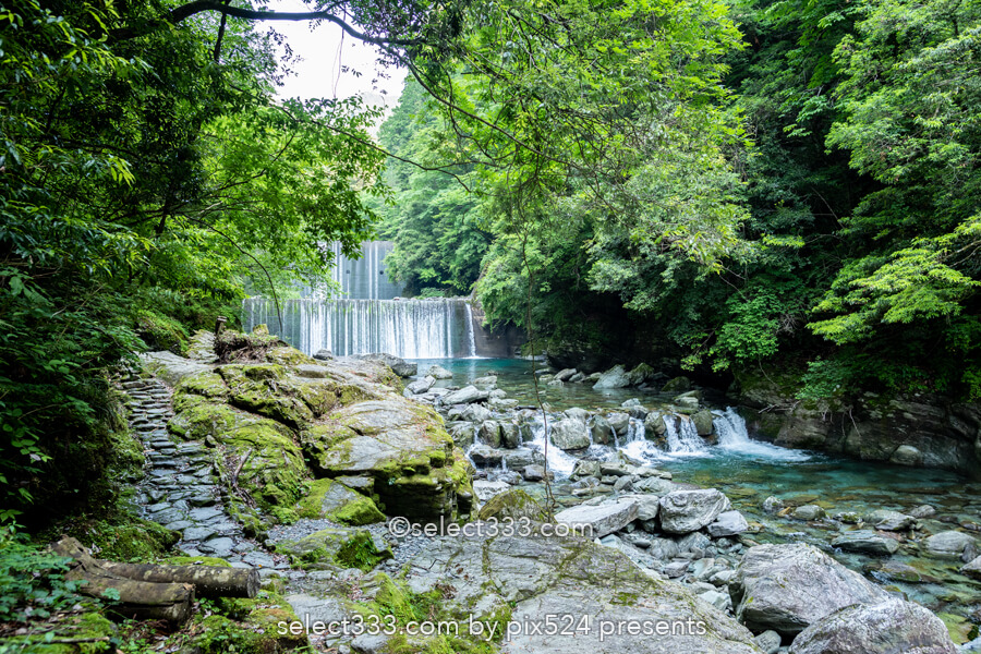 安居渓谷の風景と水晶淵！仁淀ブルーの安居川のほとりを散策！高知県の景勝地
