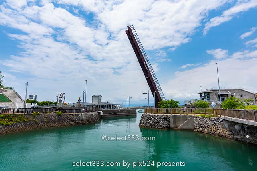 手結港可動橋：迫力ある動く橋！高知県香南市の跳ね橋がある風景！いつ開閉する？