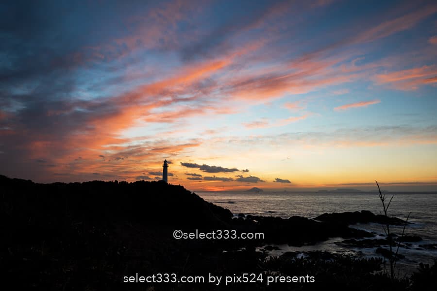 爪木崎で朝日と星空撮影!爪木崎灯台と撮るだるま朝日と満天の星!伊豆半島下田の景勝地