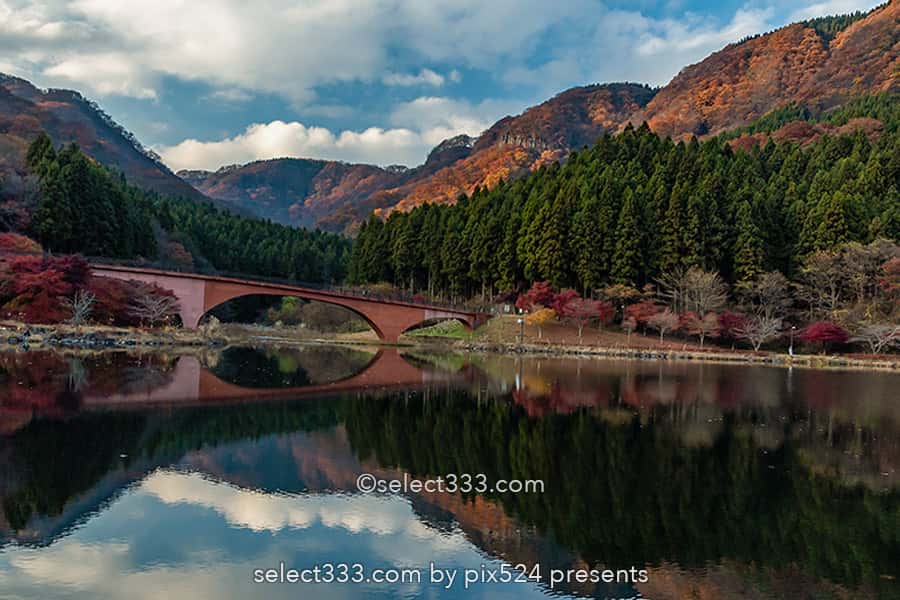 碓氷湖の秋の風景！夕焼け空が美しい安中の紅葉撮影スポット！群馬県の紅葉撮影地