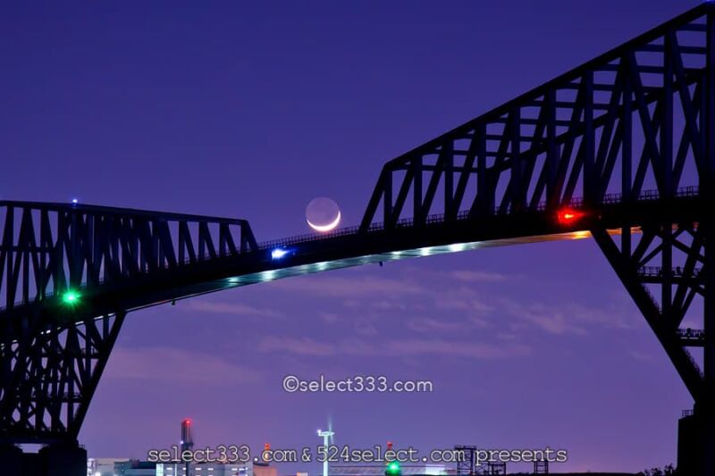 地球照の撮影!地球の光が月に届く幻想的な細い月の撮り方は?月蝕のような月の姿