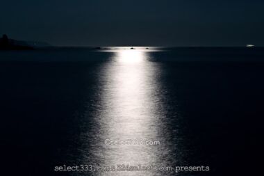 ムーンロードの撮影！海で見える月の道撮影方法！月が作る光の道！月の道はいつ見える