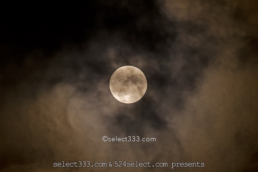 月の撮影方法【月のアップ撮影】月のクレーターを綺麗に写すには？雲を入れた構図