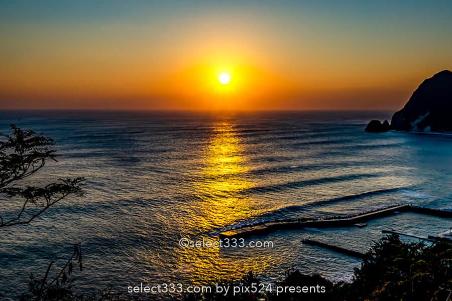 太陽の光の道を撮影！海面や水面に現れる朝日や夕日の光の道！太陽と海の道の撮影方法