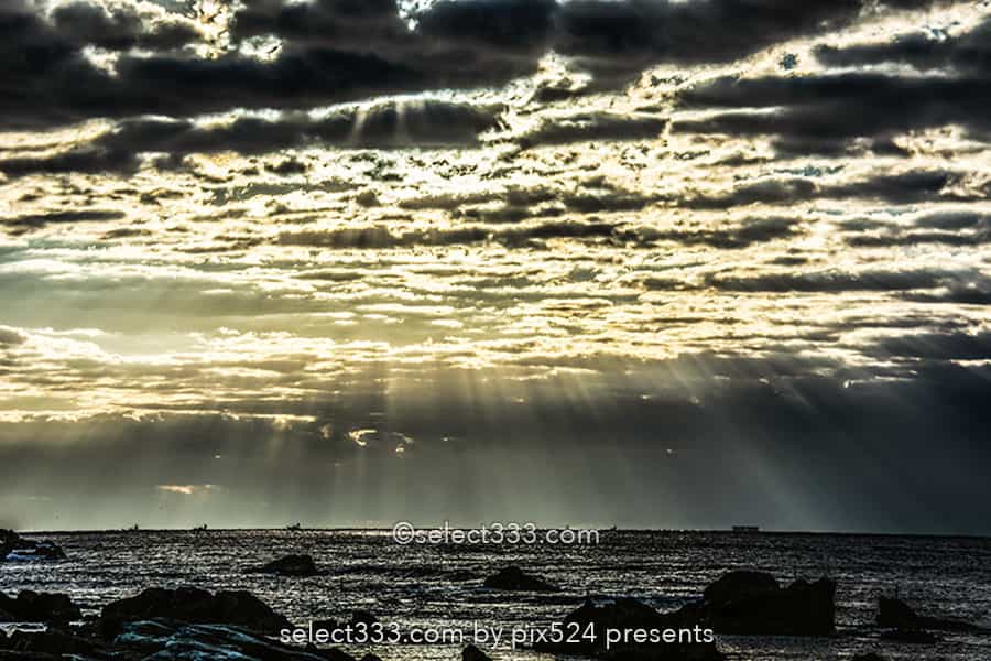 天使の梯子の撮影方法!雲の隙間の光芒・薄明光線の発生条件!幻想的な風景撮影