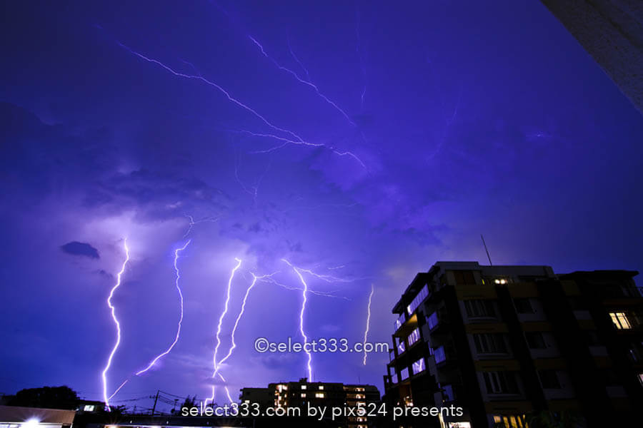 雷の撮影方法は？雷雨が迫る前に自動処理で安全にカミナリ撮影！車内や屋内で撮る気象現象